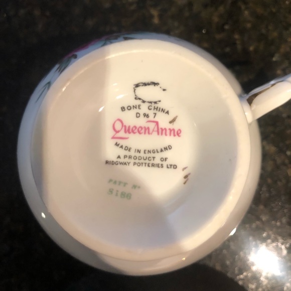 Set of two! Vintage Queen Anne “Ring of Roses” Bone China Cup and Saucer - 8186 - Picture 8 of 8